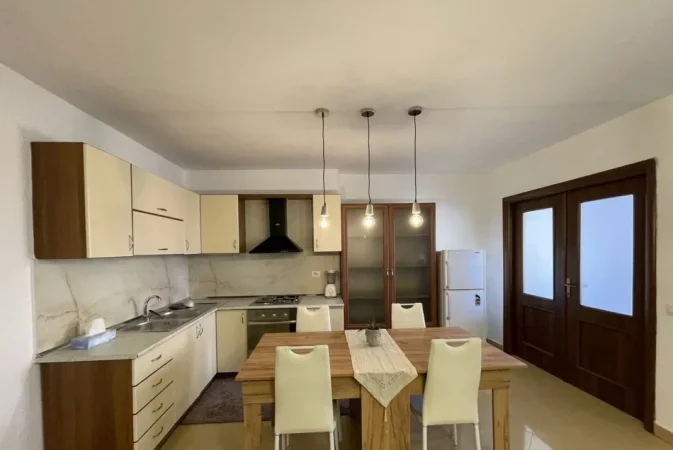 Tirane, jepet me qera apartament 2+1+Ballkon Kati 4, 83 m² 750 € (SHESHI SKENDERBEJ)