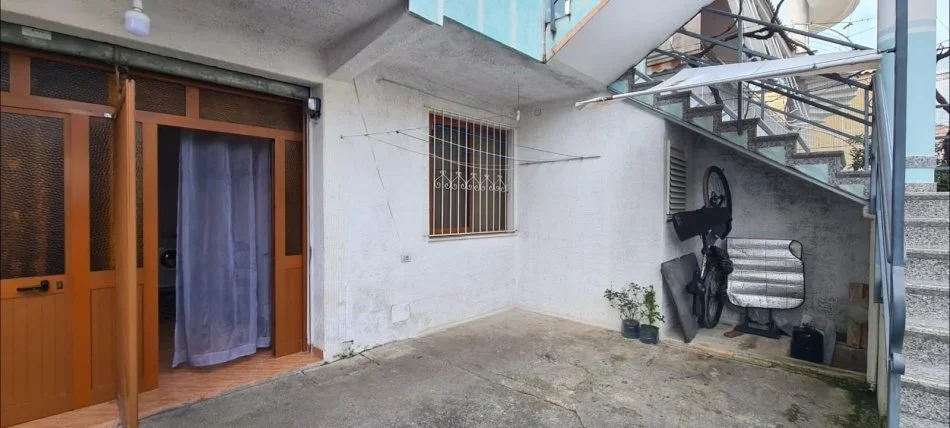 Tirane, jepet me qera shtepi 1+1 Kati 1, 70 m² 300 € (Zija kambo)