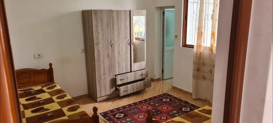Tirane, jepet me qera shtepi 1+1 Kati 1, 70 m² 300 € (Zija kambo)
