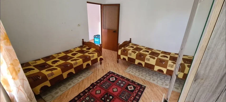 Tirane, jepet me qera shtepi 1+1 Kati 1, 70 m² 300 € (Zija kambo)