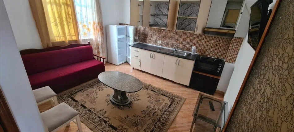 Tirane, jepet me qera shtepi 1+1 Kati 1, 70 m² 300 € (Zija kambo)