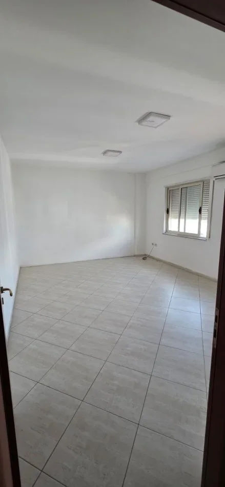 jepet me qera apartament 2+1+2+Ballkon per banim ose zyre Kati 7, 97 m² 600 € (Rr. Jordan Misja te Gener 2)