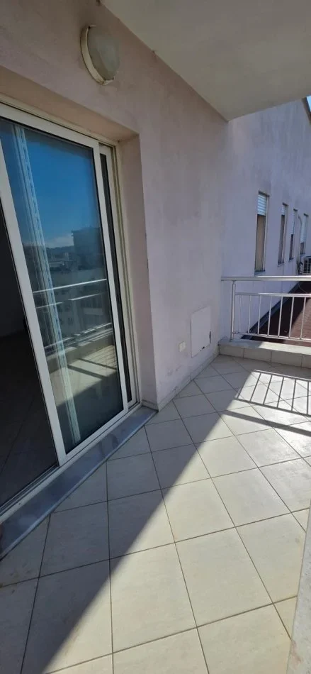 jepet me qera apartament 2+1+2+Ballkon per banim ose zyre Kati 7, 97 m² 600 € (Rr. Jordan Misja te Gener 2)