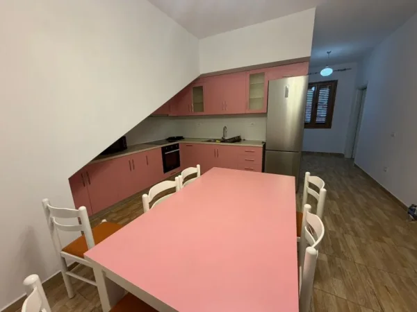Tirane, jepet me qera shtepi 3+1+Aneks+Ballkon Kati 2, 100 m² 550 € (Sauk i Ri)