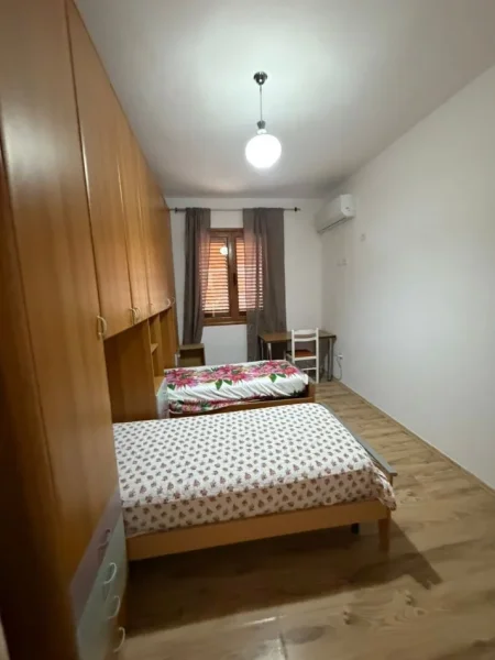 Tirane, jepet me qera shtepi 3+1+Aneks+Ballkon Kati 2, 100 m² 550 € (Sauk i Ri)