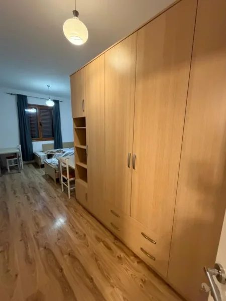 Tirane, jepet me qera shtepi 3+1+Aneks+Ballkon Kati 2, 100 m² 550 € (Sauk i Ri)