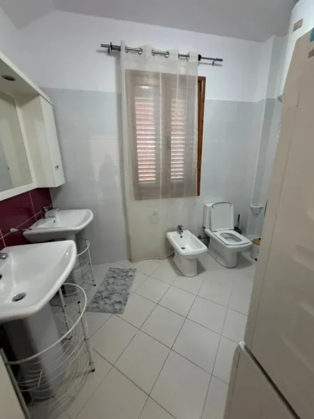 Tirane, jepet me qera shtepi 3+1+Aneks+Ballkon Kati 2, 100 m² 550 € (Sauk i Ri)
