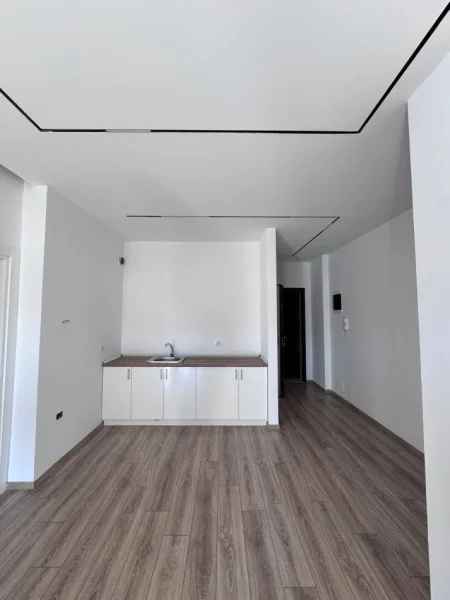 Tirane, jepet me qera ambjent biznesi Kati 7, 110 m² 900 € (Komuna Parisit)