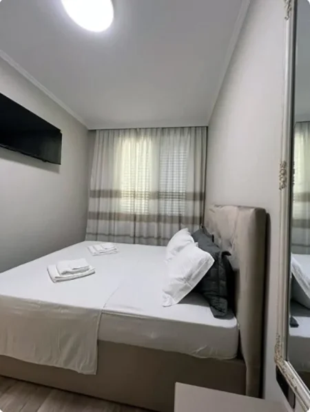 Tirane, jepet me qera apartament 1+1 Kati 10, 65 m² 870 € (QENDER)