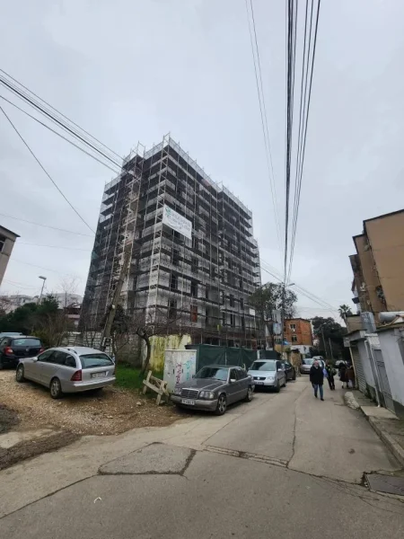 Tirane, shitet apartament 2+1+Aneks+Ballkon Kati 1, 100 m² 