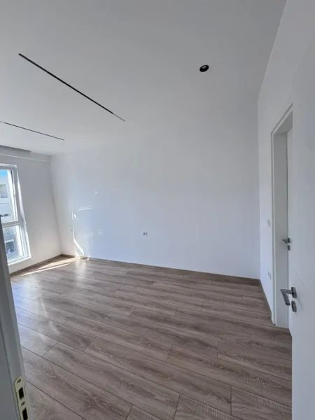 Tirane, jepet me qera zyre Kati 7, 100 m² 900 € (Komuna e Parisit prane Kika 2)