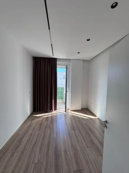 Tirane, jepet me qera zyre Kati 7, 100 m² 900 € (Komuna e Parisit prane Kika 2)