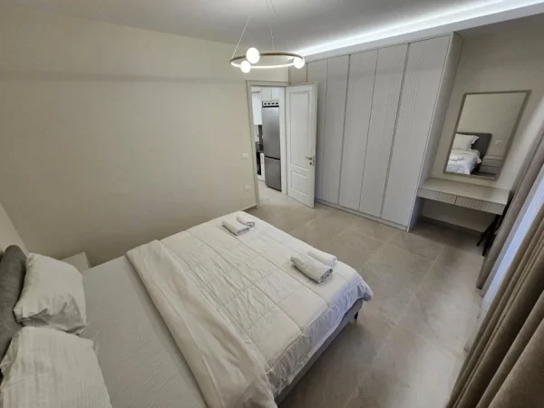 Tirane, jepet me qera apartament 1+1+Aneks+Ballkon Kati 3, 850 m² 850 € (Kajo Karafili)