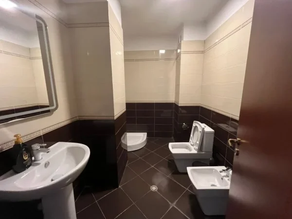 Tirane, jepet me qera ambjent biznesi Kati 2, 82 m² 600 € (Sulejman Delvina)