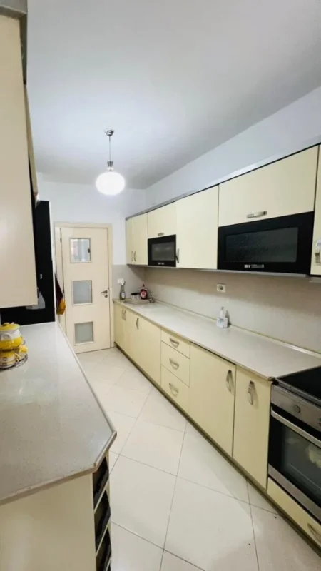 Tirane, jepet me qera apartament 3+1 Kati 1, 125 m² 650 € (Pranë Hotel Ferrari, Don Bosko, Tiranë)