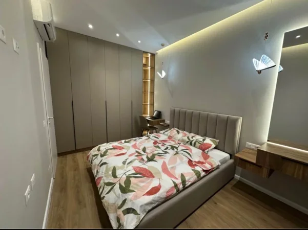 Tirane, jepet me qera apartament 1+1+Ballkon Kati 3, 70 m² 450 € (FRESK)