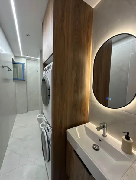 Tirane, jepet me qera apartament 1+1+Ballkon Kati 3, 70 m² 450 € (FRESK)