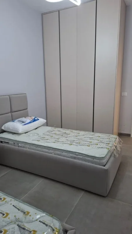 Tirane, jepet me qera apartament 2+1+Ballkon Kati 4, 110 m² 500 € (Rruga 5 maji)