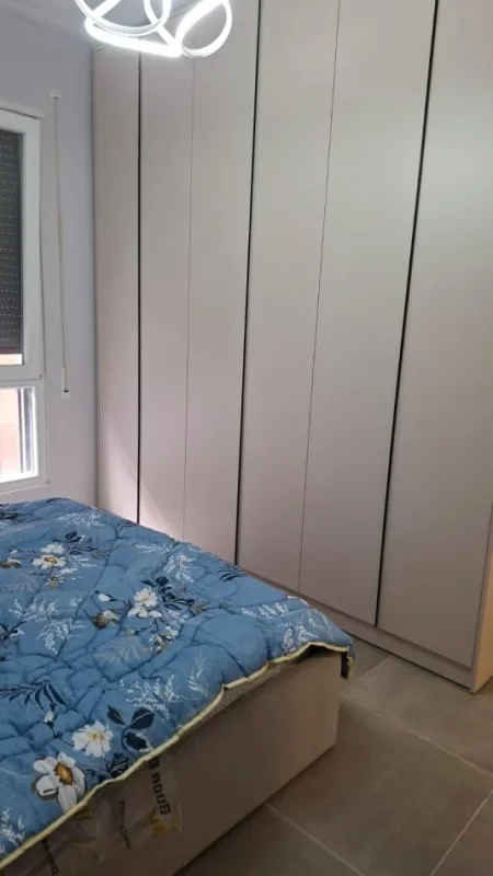 Tirane, jepet me qera apartament 2+1+Ballkon Kati 4, 110 m² 500 € (Rruga 5 maji)