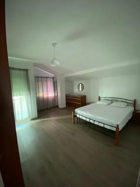 Tirane, jepet me qera apartament 1+1+Ballkon Kati 4, 60 m² 600 € (Rruga e Durrësit)