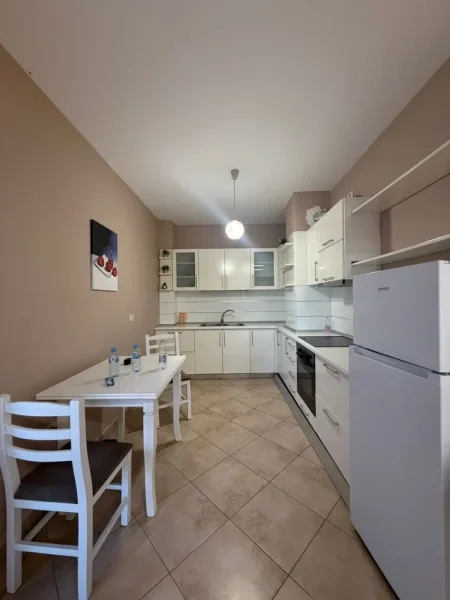 Jepet me qera apartament per zyre ose banim 3+1+2 Kati 6, 130 m² 800 € (Stc. I Trenit, Bulevard)