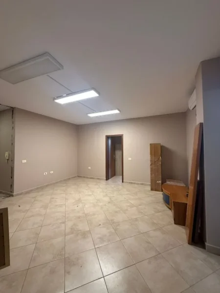 Jepet me qera apartament per zyre ose banim 3+1+2 Kati 6, 130 m² 800 € (Stc. I Trenit, Bulevard)