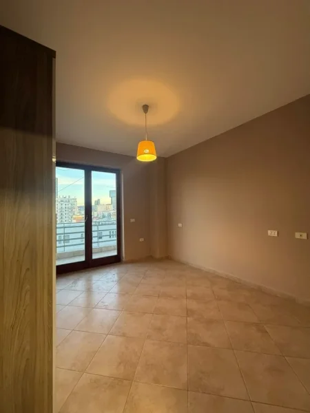Jepet me qera apartament per zyre ose banim 3+1+2 Kati 6, 130 m² 800 € (Stc. I Trenit, Bulevard)