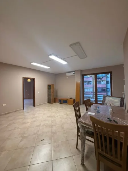 Jepet me qera apartament per zyre ose banim 3+1+2 Kati 6, 130 m² 800 € (Stc. I Trenit, Bulevard)