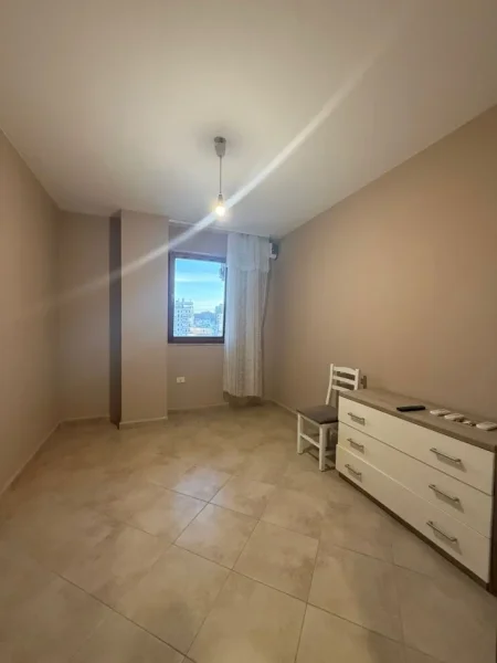 Jepet me qera apartament per zyre ose banim 3+1+2 Kati 6, 130 m² 800 € (Stc. I Trenit, Bulevard)