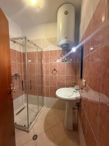 Jepet me qera apartament per zyre ose banim 3+1+2 Kati 6, 130 m² 800 € (Stc. I Trenit, Bulevard)