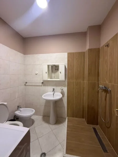 Jepet me qera apartament per zyre ose banim 3+1+2 Kati 6, 130 m² 800 € (Stc. I Trenit, Bulevard)