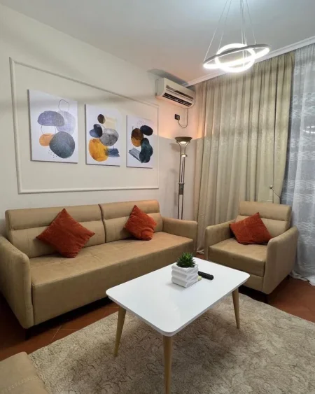 Tirane, jepet me qera apartament 2+1+Ballkon Kati 7, 85 m² 800 € (Pranë Gjimnazit Petro Nini, Bllok, Tiranë)