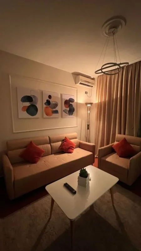 Tirane, jepet me qera apartament 2+1+Ballkon Kati 7, 85 m² 800 € (Pranë Gjimnazit Petro Nini, Bllok, Tiranë)