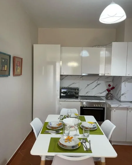 Tirane, jepet me qera apartament 2+1+Ballkon Kati 7, 85 m² 800 € (Pranë Gjimnazit Petro Nini, Bllok, Tiranë)