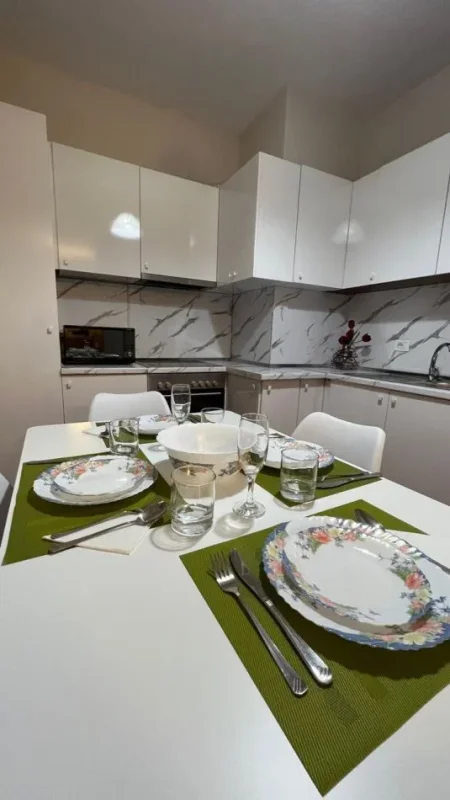 Tirane, jepet me qera apartament 2+1+Ballkon Kati 7, 85 m² 800 € (Pranë Gjimnazit Petro Nini, Bllok, Tiranë)