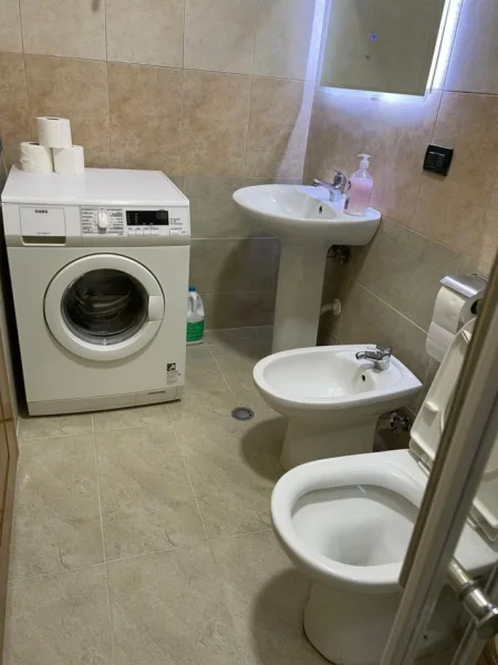 Tirane, jepet me qera apartament 2+1+Ballkon Kati 7, 85 m² 800 € (Pranë Gjimnazit Petro Nini, Bllok, Tiranë)