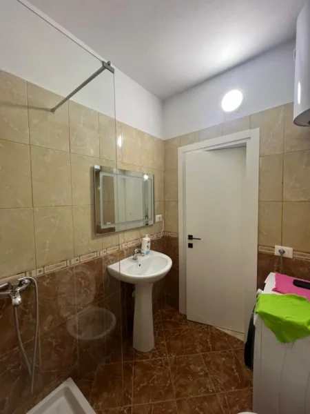 Tirane, jepet me qera apartament 1+1+Ballkon Kati 2, 68 m² 500 € (oslo astir)