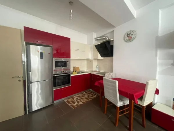 Tirane, jepet me qera apartament 2+1+Ballkon Kati 2, 80 m² 550 € (rruga pjetër budi)