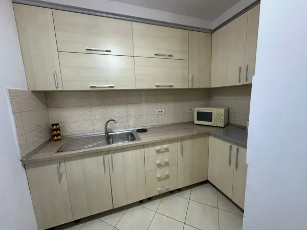 Tirane, jepet me qera apartament 1+1+Ballkon Kati 6, 55 m² 500 € (rruga todi shkurti)
