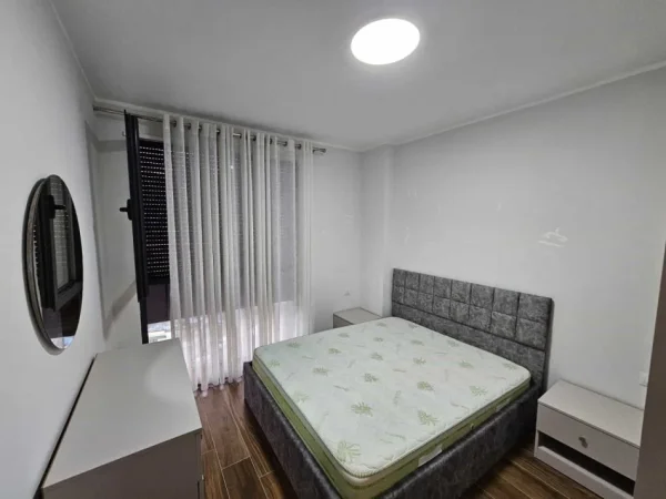 Tirane, jepet me qera apartament 1+1 Kati 8, 72 m² 520 € (Rruga Sadik Petrela)