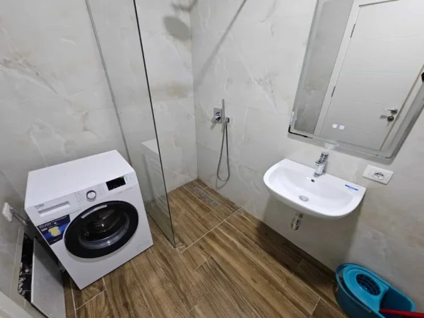 Tirane, jepet me qera apartament 1+1 Kati 8, 72 m² 520 € (Rruga Sadik Petrela)