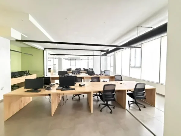 Tirane, jepet me qera zyre Kati 2, 750 m² 7.500 € (Rruga Sokrat Miho)