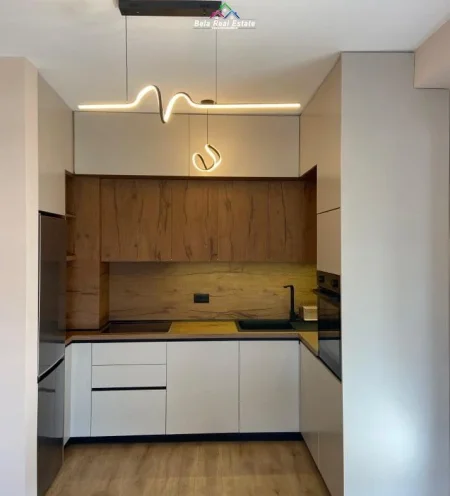 Tirane, jepet me qera apartament 2+1 Kati 8, 92 m² 550 € (Rruga Gryka e Kacanikut)