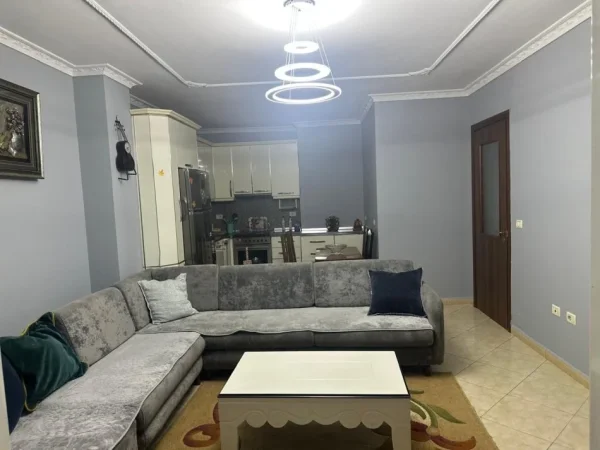 Tirane, jepet me qera apartament 1+1+Ballkon Kati 4, 80 m² 450 € (Apartament 1+1 Per Qera I Mobiluar Prane Bulevardit Te Ri)