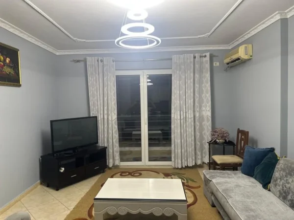 Tirane, jepet me qera apartament 1+1+Ballkon Kati 4, 80 m² 450 € (Apartament 1+1 Per Qera I Mobiluar Prane Bulevardit Te Ri)