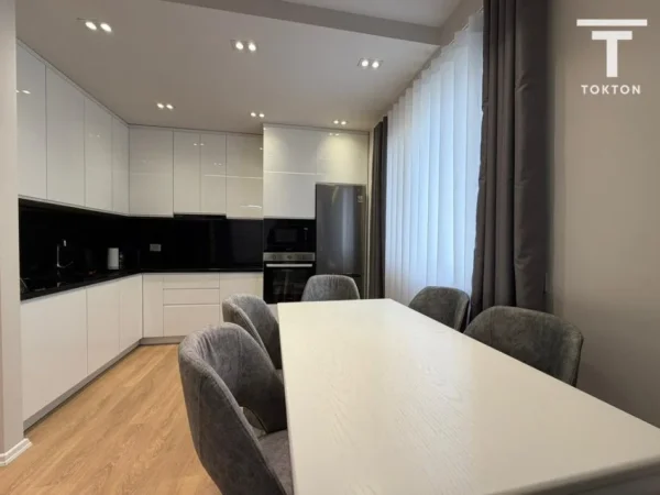 Tirane, jepet me qera apartament 2+1+Ballkon Kati 3, 105 m² 1.200 € (Rruga Hamdi Sina)