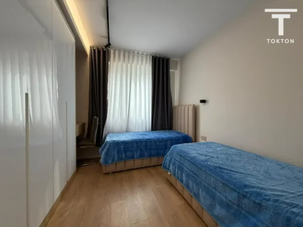 Tirane, jepet me qera apartament 2+1+Ballkon Kati 3, 105 m² 1.200 € (Rruga Hamdi Sina)