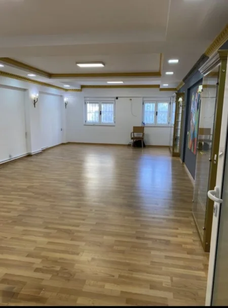 Tirane, jepet me qera ambient biznesi Kati 2, 120 m² 1.400 € (Pas Muzeut Kombetar)