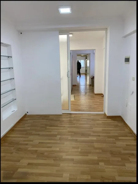 Tirane, jepet me qera ambient biznesi Kati 2, 120 m² 1.400 € (Pas Muzeut Kombetar)