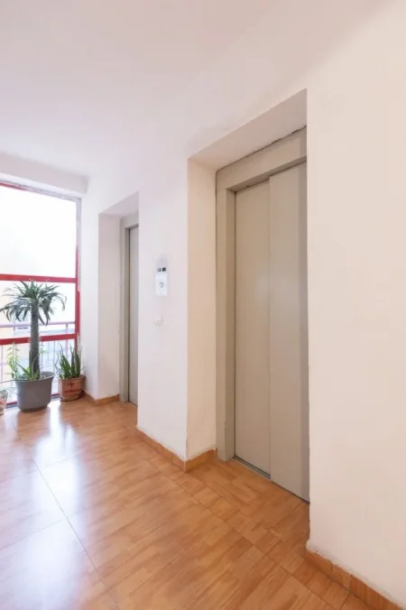 Tirane, shes apartament 2+1+Ballkon Kati 2, 105 m² 260.000 € (Rrug Hysni Begolli)